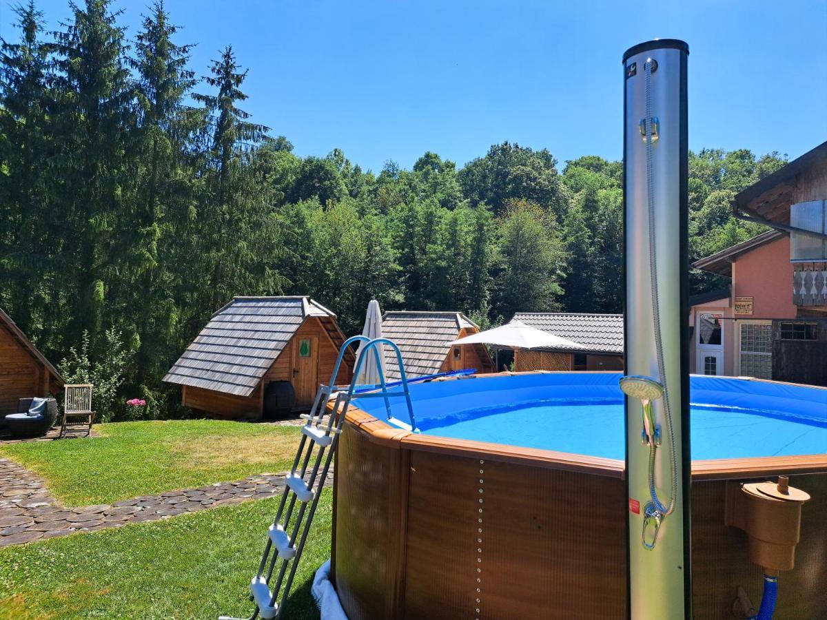Glamping Naselje Zeleni Turizem Hotell Makole Exteriör bild